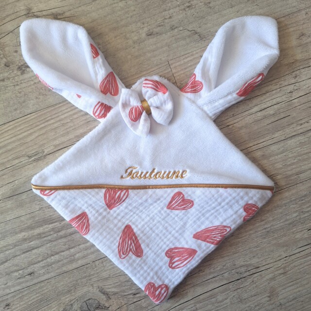 La Fabrique A DeDeuh - EDITION LIMITÉE: Doudou lapin COEUR personnalisé 20x20cm avec Prénom et/ou Date de naissance gaze de coton et minky – Sans nœud / Juste le prénom