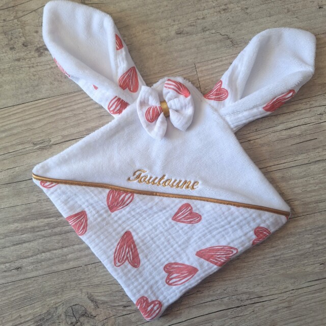 La Fabrique A DeDeuh - EDITION LIMITÉE: Doudou lapin COEUR personnalisé 20x20cm avec Prénom et/ou Date de naissance gaze de coton et minky – Sans nœud / Juste le prénom