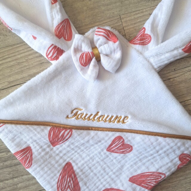 La Fabrique A DeDeuh - EDITION LIMITÉE: Doudou lapin COEUR personnalisé 20x20cm avec Prénom et/ou Date de naissance gaze de coton et minky – Sans nœud / Juste le prénom