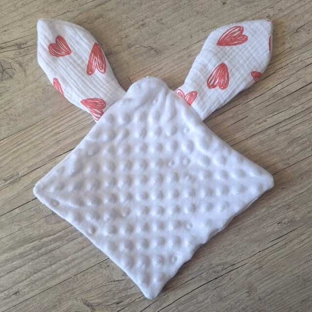 La Fabrique A DeDeuh - EDITION LIMITÉE: Doudou lapin COEUR personnalisé 20x20cm avec Prénom et/ou Date de naissance gaze de coton et minky – Sans nœud / Juste le prénom