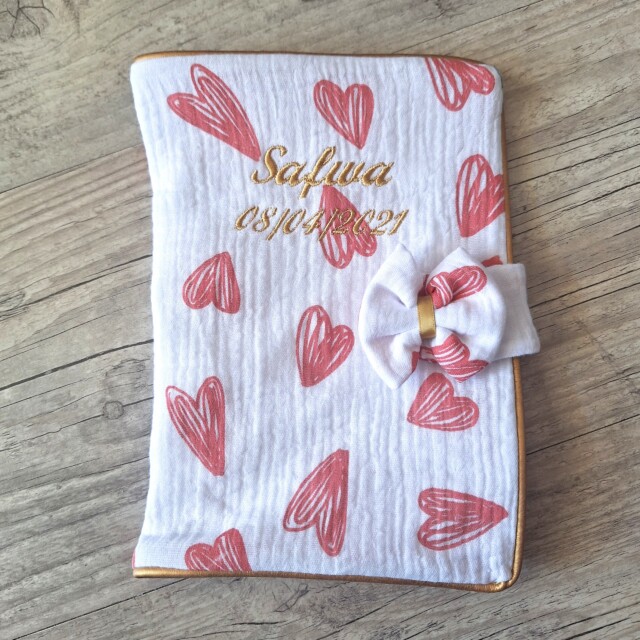 La Fabrique A DeDeuh - EDITION LIMITÉE: Protège carnet de santé cpeur rouge personnalisé en tissu gaze de coton avec Prénom et/ou Date de naissance – Sans nœud / Juste le prénom