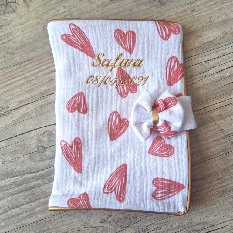 La Fabrique A DeDeuh - EDITION LIMITÉE: Protège carnet de santé cpeur rouge personnalisé en tissu gaze de coton avec Prénom et/ou Date de naissance – Sans nœud / Juste le prénom