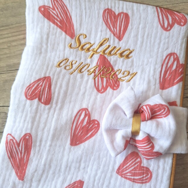 La Fabrique A DeDeuh - EDITION LIMITÉE: Protège carnet de santé cpeur rouge personnalisé en tissu gaze de coton avec Prénom et/ou Date de naissance – Sans nœud / Juste le prénom