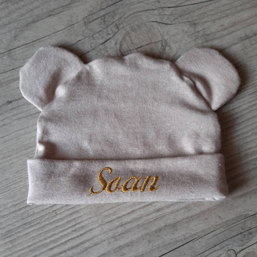 2025 02 28 16 28 13 008 La Fabrique A DeDeuh - Bonnet Bébé Personnalisé – Oreilles d’Ours – Jersey de Coton Oeko-Tex – 18.24 mois