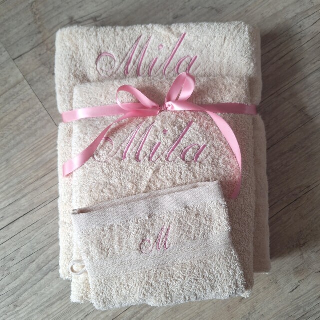 LOT: 1 gant de toilette + 2 Serviettes personnalisées 50x100cm et 70x130cm avec prénom brodé: 8 couleurs par la marque La Fabrique À DeDeuh La Fabrique À DeDeuh - LOT: 1 gant de toilette + 2 Serviettes personnalisées 50x100cm et 70x130cm avec prénom brodé: 8 couleurs