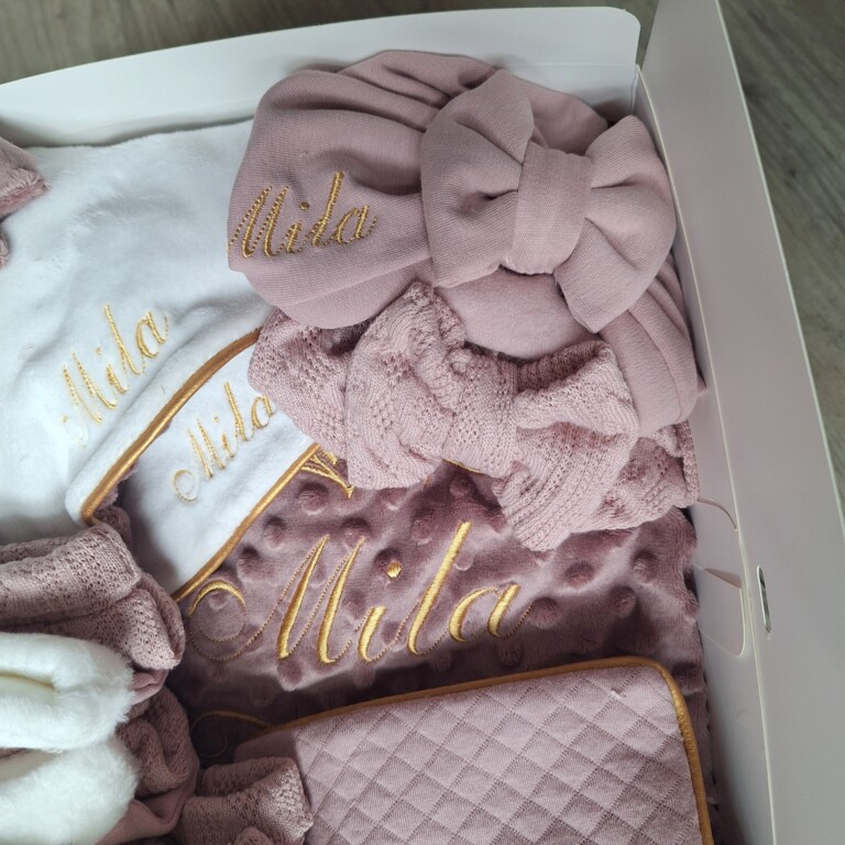 La Fabrique A DeDeuh - COFFRET QUEEN Coffret bébé Personnalisé – 2 Ensembles + Couverture & 2 Doudous + protège carnet – Quantité Limitée