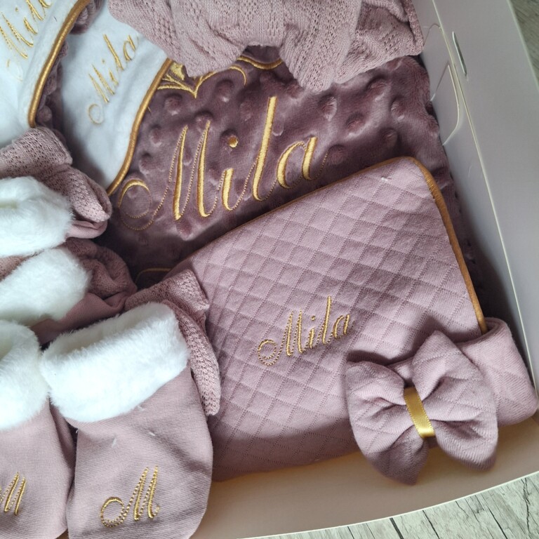 La Fabrique A DeDeuh - COFFRET QUEEN Coffret bébé Personnalisé – 2 Ensembles + Couverture & 2 Doudous + protège carnet – Quantité Limitée