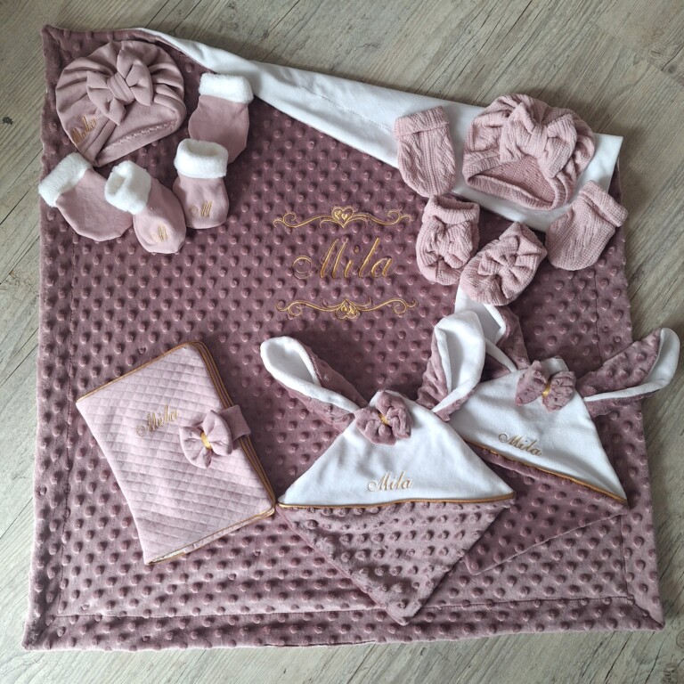 La Fabrique A DeDeuh - COFFRET QUEEN Coffret bébé Personnalisé – 2 Ensembles + Couverture & 2 Doudous + protège carnet – Quantité Limitée