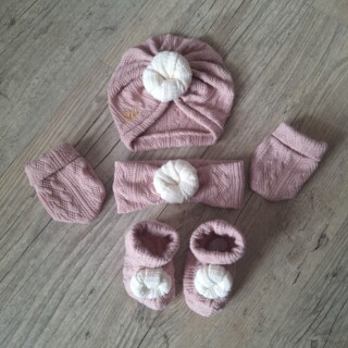 Ensemble Prénom Brodé en tissu maille de coton façon tricot jacquard Turban nœud + moufles + bandeau + chaussons assortis par la marque La Fabrique À DeDeuh La Fabrique À DeDeuh - Ensemble Prénom Brodé en tissu maille de coton façon tricot jacquard Turban nœud + moufles + bandeau + chaussons assortis