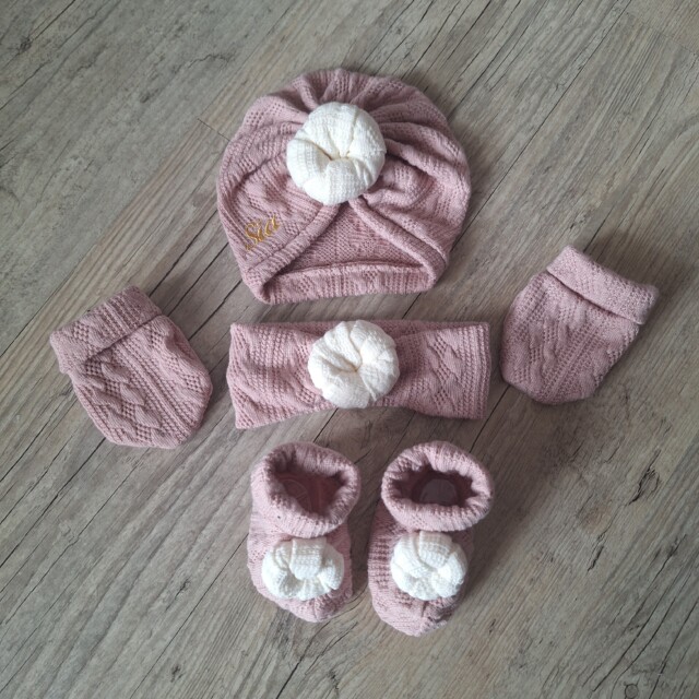 La Fabrique À DeDeuh - Ensemble Prénom Brodé en tissu maille de coton façon tricot jacquard Turban nœud + moufles + bandeau + chaussons assortis