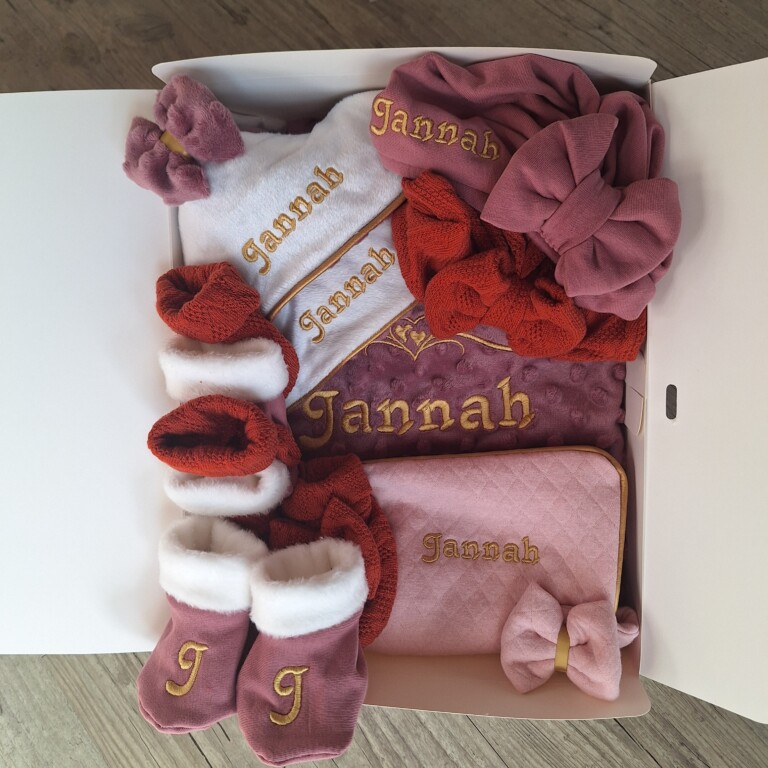 La Fabrique A DeDeuh - COFFRET QUEEN Coffret bébé Personnalisé – 2 Ensembles + Couverture & 2 Doudous + protège carnet – Quantité Limitée