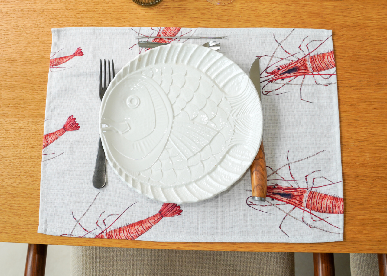 22 d3141d6a b9ea 459f a3c6 e41290744d0f varek.illustrations - Set de table en coton enduit : Crevette