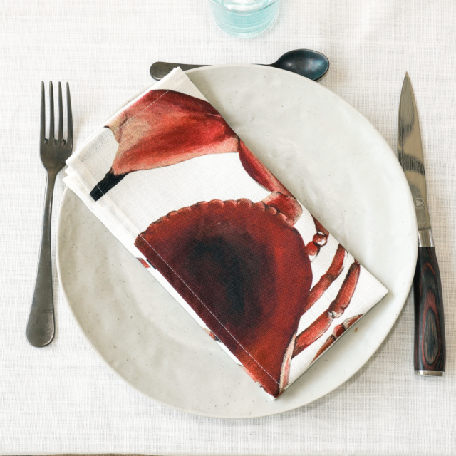 Serviette de table en coton : Tourteau par la marque Varek Illustrations Varek Illustrations - Serviette de table en coton : Tourteau