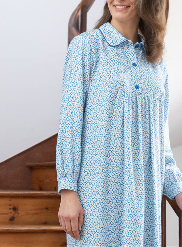 Chemise de nuit femme imprimés fleuris en coton pétales bleues par la marque MAISON SOLFIN MAISON SOLFIN - Chemise de nuit femme imprimés fleuris en coton pétales bleues