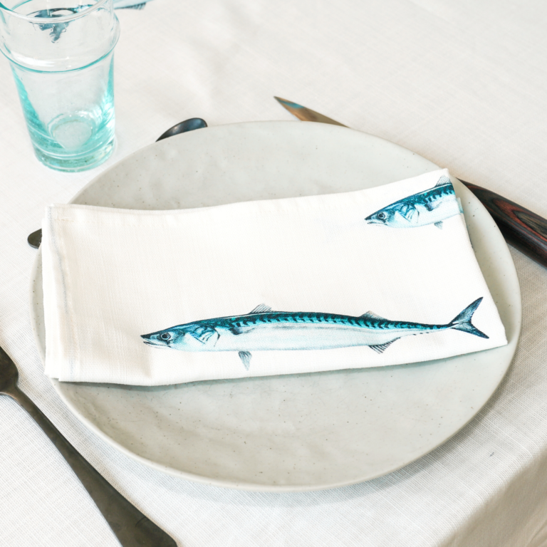57 c5b4647a 2fee 48df 9260 98a2885f4771 varek.illustrations - Serviette de table en coton : Maquereau