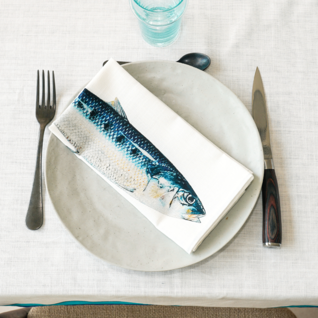 Serviette de table en coton : Sardine par la marque Varek Illustrations Varek Illustrations - Serviette de table en coton : Sardine