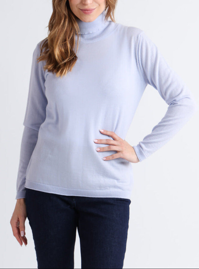 Pull femme col roulé en laine mérinos bleu ciel léger par la marque MAISON SOLFIN MAISON SOLFIN - Pull femme col roulé en laine mérinos bleu ciel léger