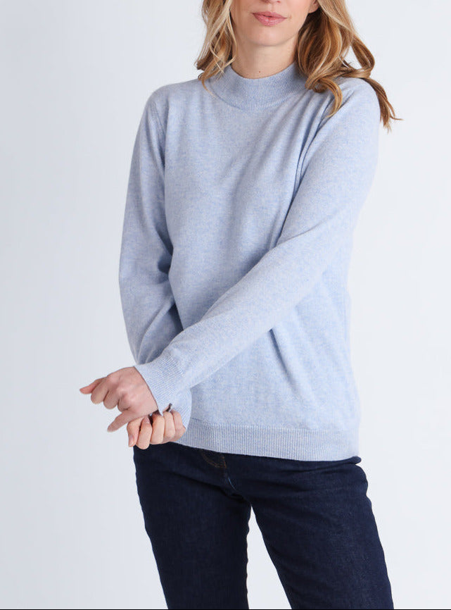 Pull col cheminée femme 100% cachemire Bleu Chambray par la marque MAISON SOLFIN MAISON SOLFIN - Pull col cheminée femme 100% cachemire Bleu Chambray