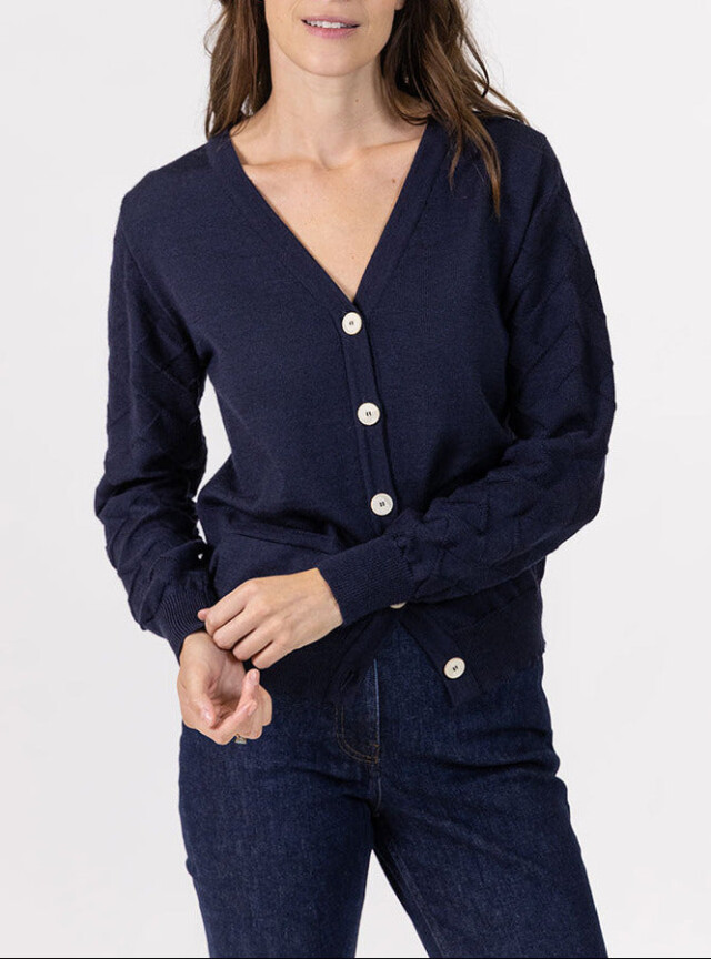 Gilet femme col V en laine merinos bleu marine par la marque MAISON SOLFIN MAISON SOLFIN - Gilet femme col V en laine merinos bleu marine