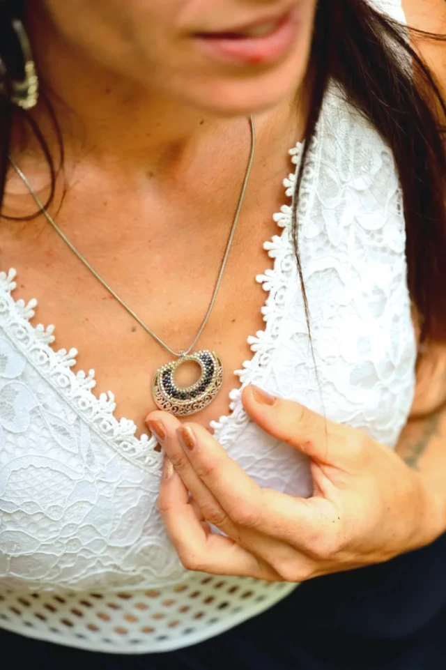 valdyria.com - Collier à Pendentif Artemesia Lunaris