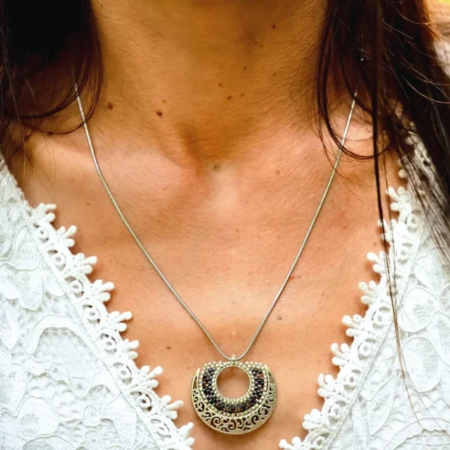 valdyria.com - Collier à Pendentif Artemesia Lunaris