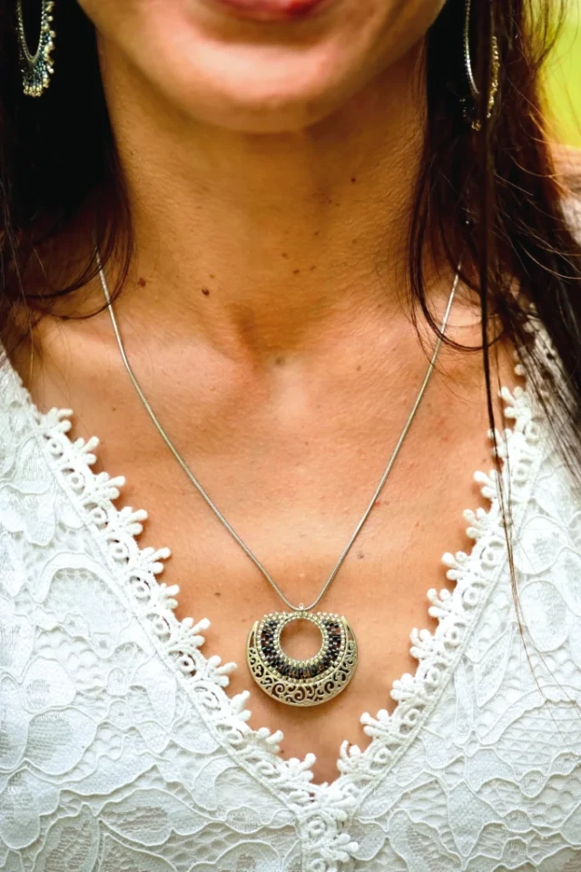 valdyria.com - Collier à Pendentif Artemesia Lunaris