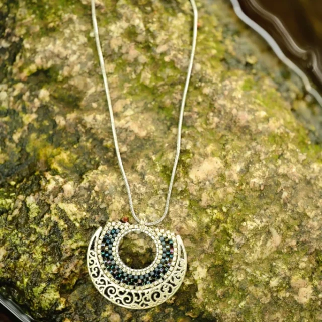 valdyria.com - Collier à Pendentif Artemesia Lunaris