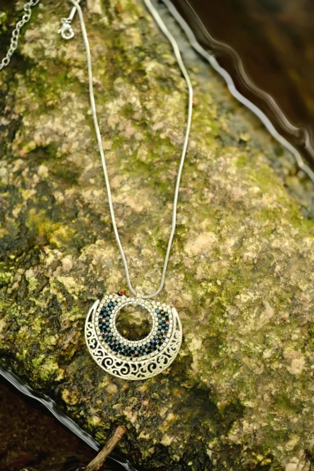 valdyria.com - Collier à Pendentif Artemesia Lunaris