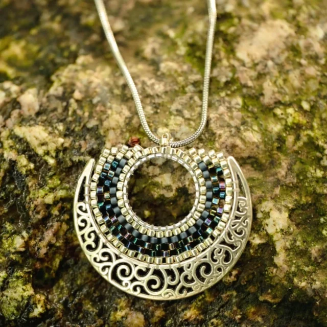 valdyria.com - Collier à Pendentif Artemesia Lunaris