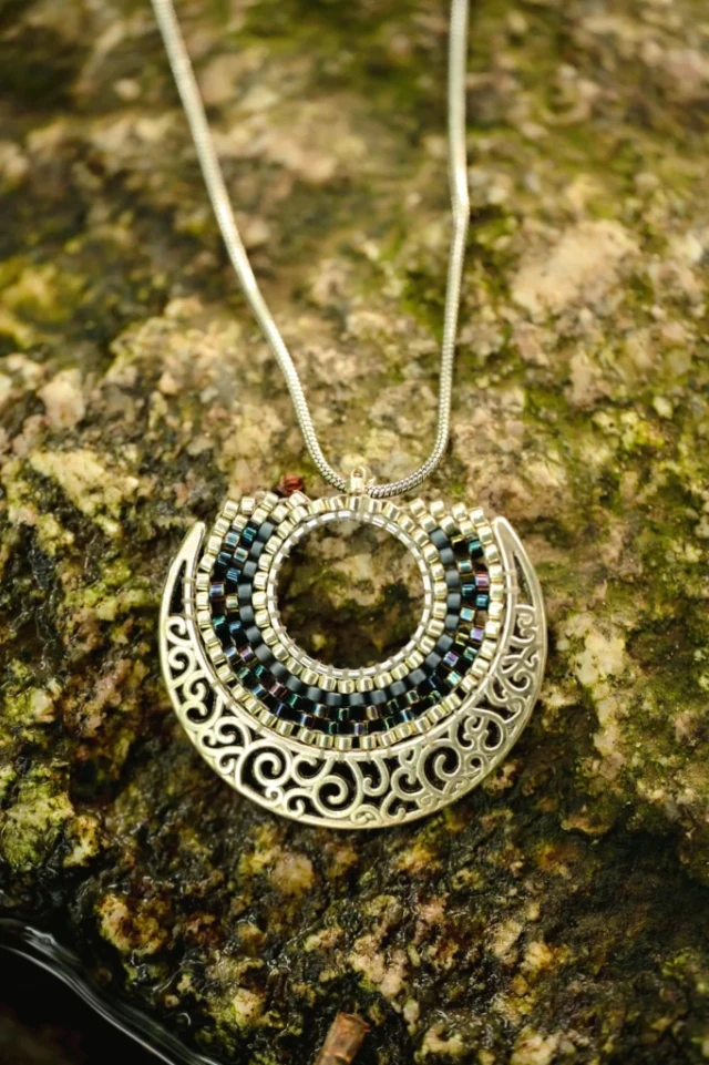valdyria.com - Collier à Pendentif Artemesia Lunaris