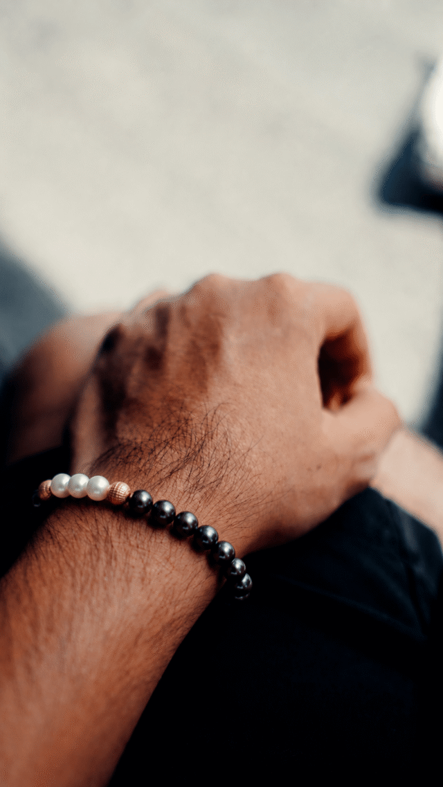 NEIJE - Bracelet Eclipse Perles d'eau douce noires et Or Jaune – XL (poignet de 19 à 21 cm)