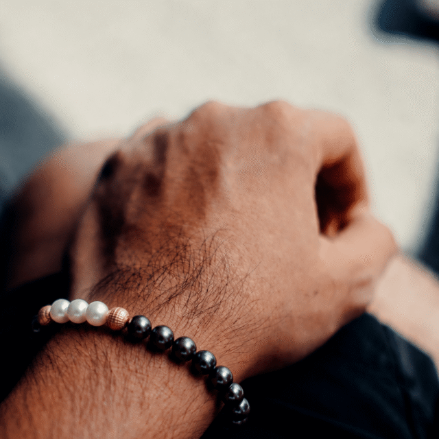 NEIJE - Bracelet Eclipse Perles d'eau douce noires et Or Jaune – XL (poignet de 19 à 21 cm)