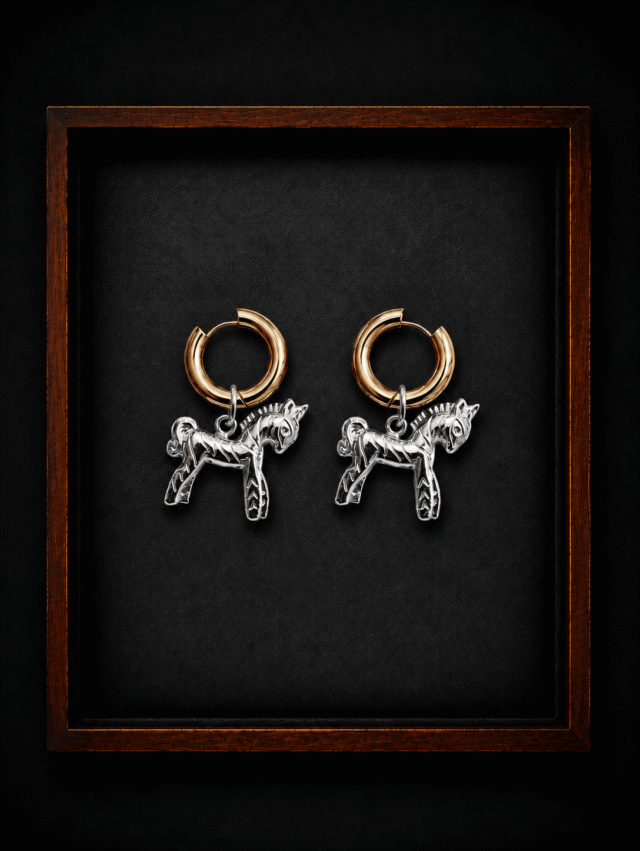 Boucles d’Oreilles Trésor de Troie (Cheval) par la marque NEIJE NEIJE - Boucles d’Oreilles Trésor de Troie (Cheval)