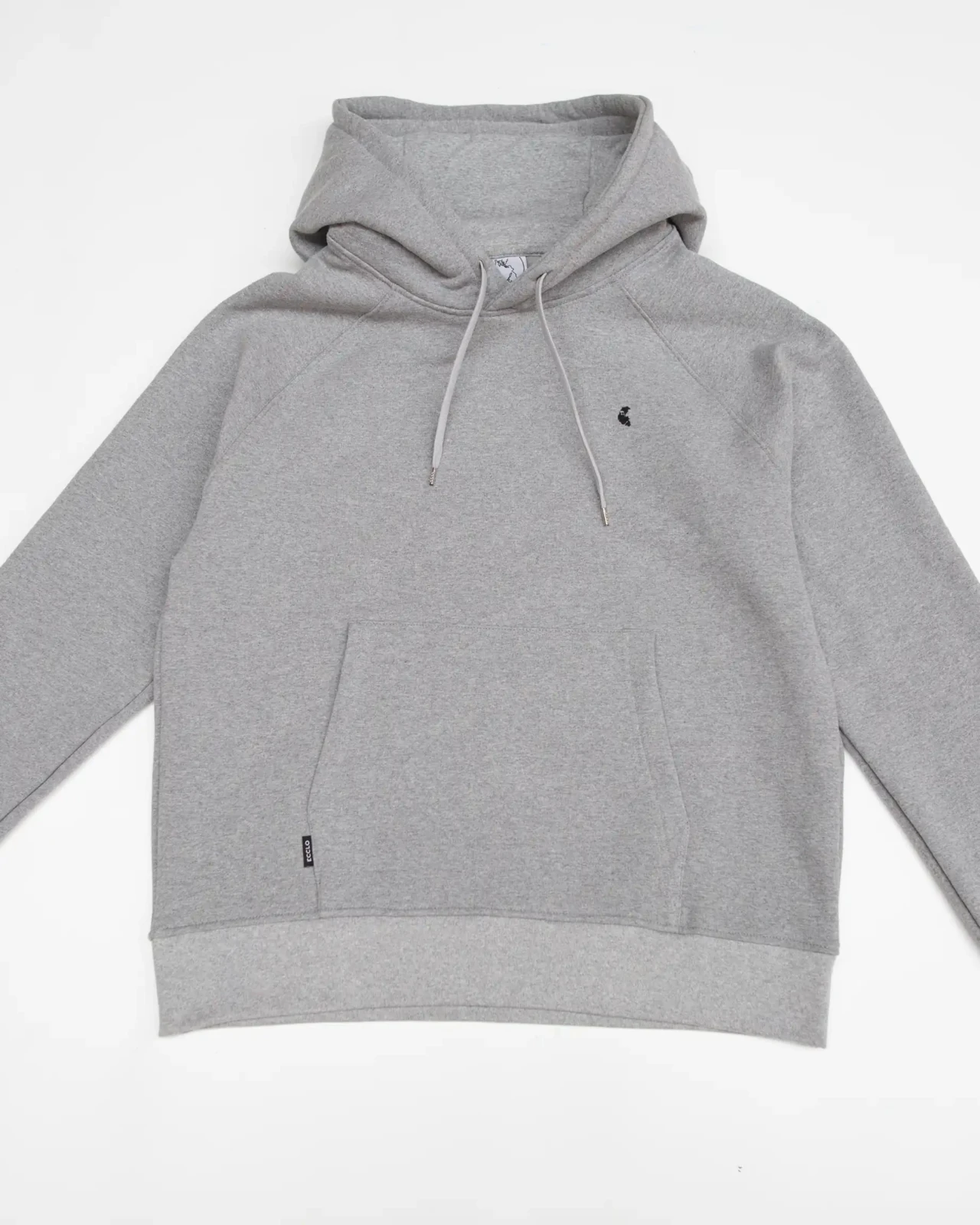 Ecclo hoodie sweat capuche homme gris Made In France et coton bio recycle upcycle 05 applat 1080x1350 8ea3522e a28e 4cec 8a34 4a4e6268235b ECCLO - Hoodie Aluminio – L