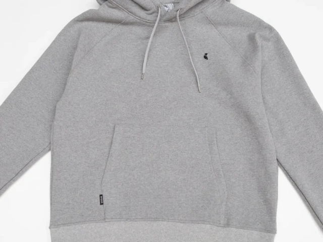 Ecclo hoodie sweat capuche homme gris Made In France et coton bio recycle upcycle 05 applat 1080x1350 8ea3522e a28e 4cec 8a34 4a4e6268235b ECCLO - Hoodie Aluminio – L