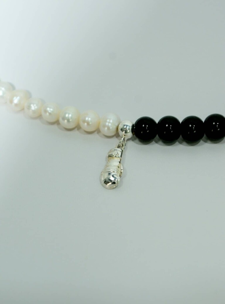 NEIJE - Collier Fight Perles d'eau douce et Onyx – 50 cm + extension de 5 cm