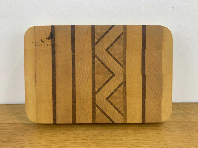 Planche à découper en bois de bout 29,5×19,5cm par la marque Sève et Copeaux Sève et Copeaux - Planche à découper en bois de bout 29,5×19,5cm