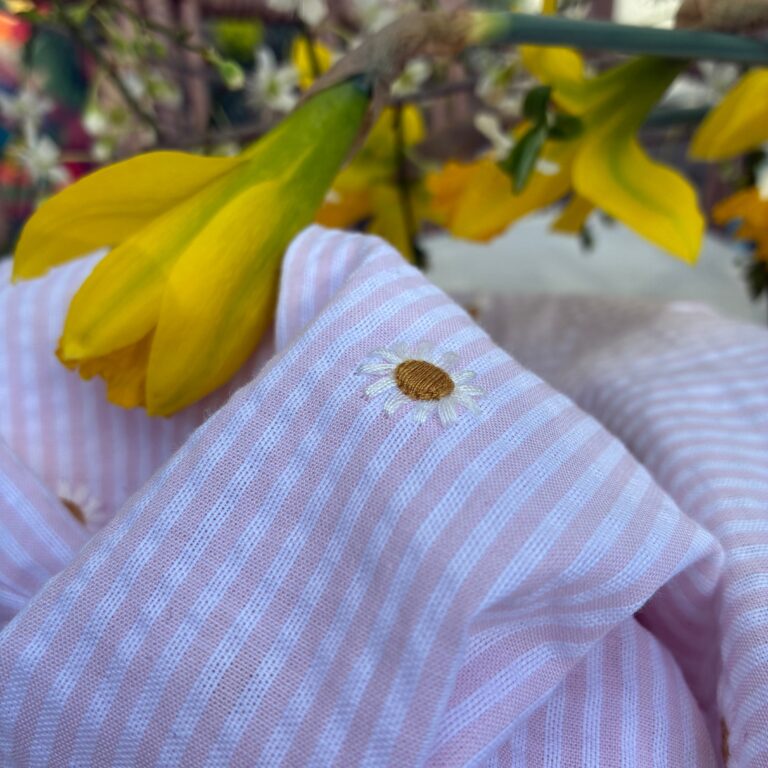Meta SS25 - Blouse Nila - Seersucker rayé rose & pâquerettes – XXL