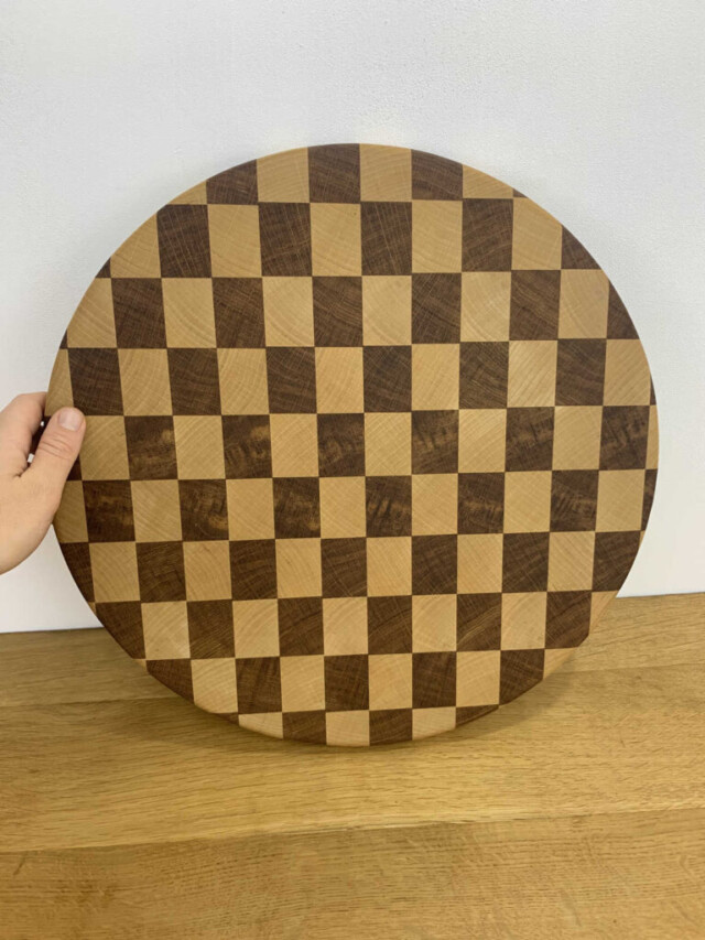 Planche à découper en bois de bout 38x38cm (avec pieds) par la marque Sève et Copeaux Sève et Copeaux - Planche à découper en bois de bout 38x38cm (avec pieds)