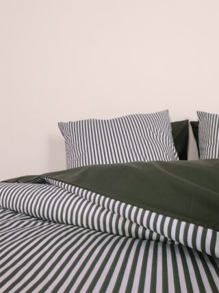 Parure en percale de coton biologique La Fine Rayure Kaki par la marque À DEMAIN – Le linge français À DEMAIN – Le linge français - Parure en percale de coton biologique La Fine Rayure Kaki