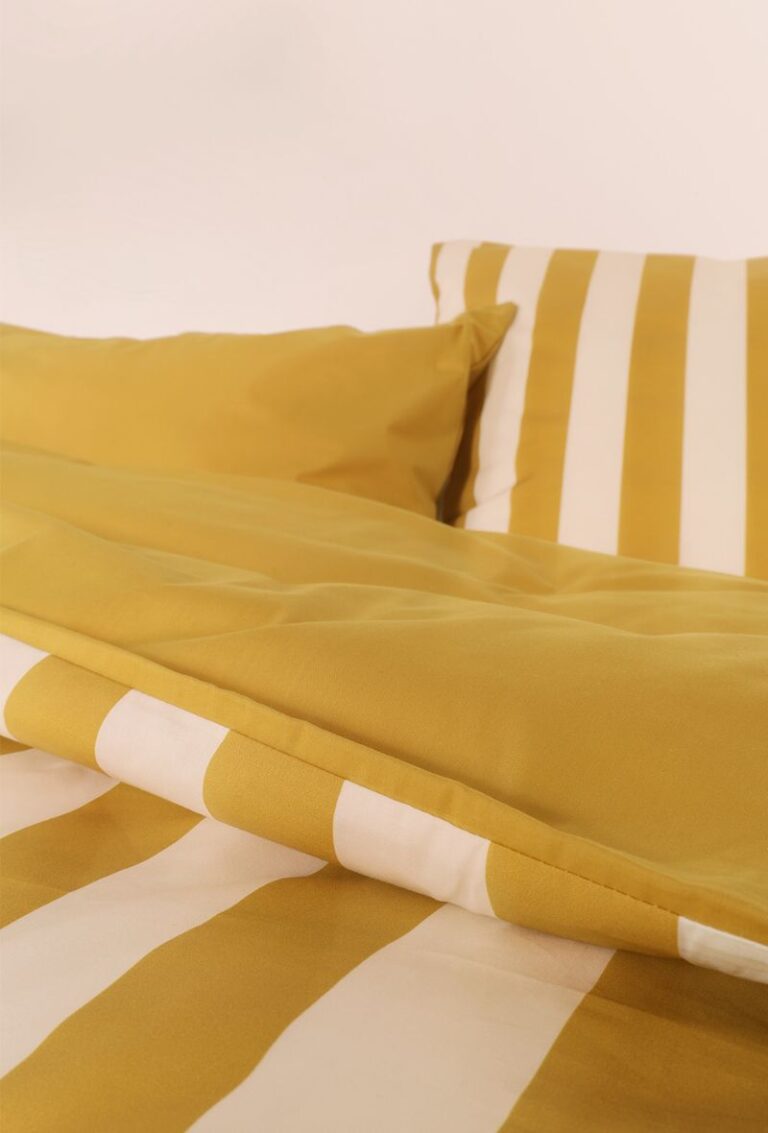 A demain - Parure en percale de coton biologique La Large Rayure Jaune Ocre - Housse de couette 260x240 cm + taies 50x75 cm