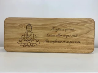 Banc de méditation gravé “sagesse bouddhique” par la marque Sève et Copeaux Sève et Copeaux - Banc de méditation gravé “sagesse bouddhique”