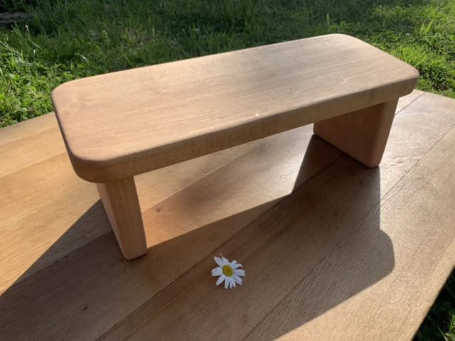 Banc de méditation, pièce unique – tilleul bourbon par la marque Sève et Copeaux Sève et Copeaux - Banc de méditation, pièce unique – tilleul bourbon