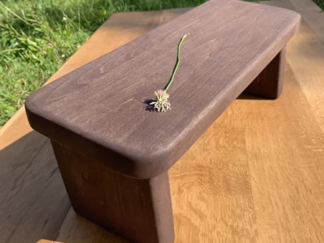 banc meditation bois artisanal tilleul chocolat 1.5 seve et copeaux 768x1024 1 Sève et Copeaux - Banc de méditation