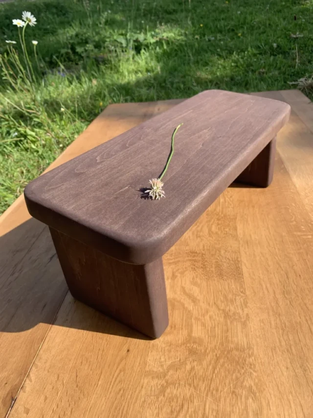 Banc de méditation, pièce unique – tilleul chocolat par la marque Sève et Copeaux Sève et Copeaux - Banc de méditation, pièce unique – tilleul chocolat
