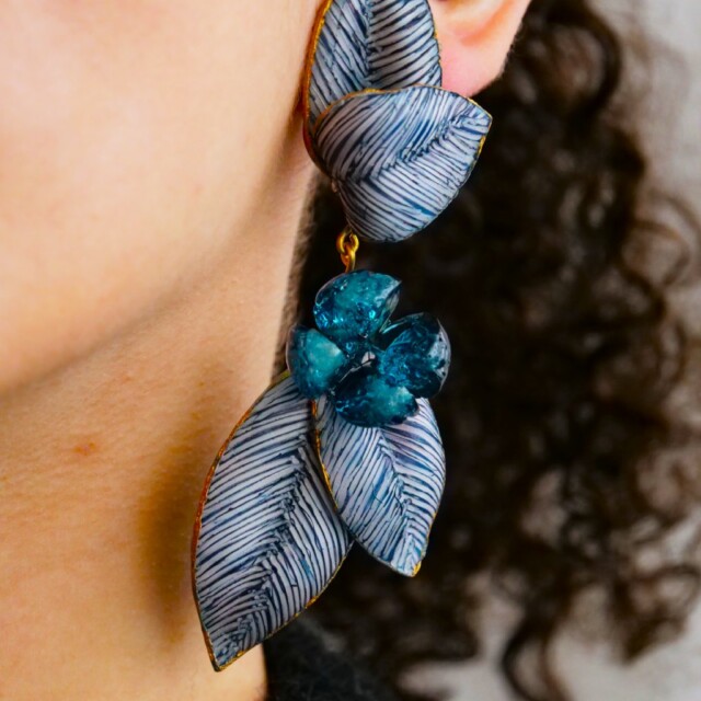 Ciléa Paris - Boucles d'oreilles pendantes Pomerole – Bleu marine / Tige (Oreilles percées)