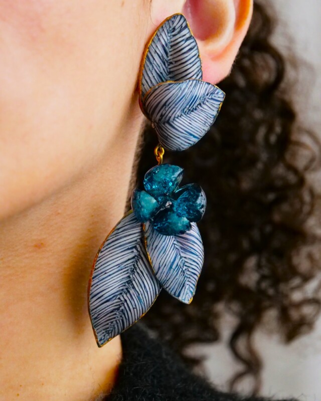 Ciléa Paris - Boucles d'oreilles pendantes Pomerole – Bleu marine / Tige (Oreilles percées)