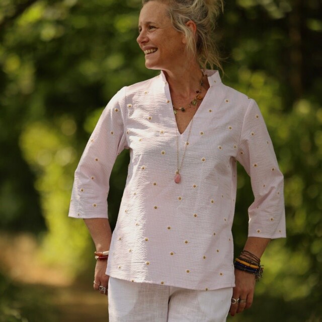 Blouse Madeleine – Seersucker rayé rose & pâquerettes par la marque Quintessence Quintessence - Blouse Madeleine – Seersucker rayé rose & pâquerettes