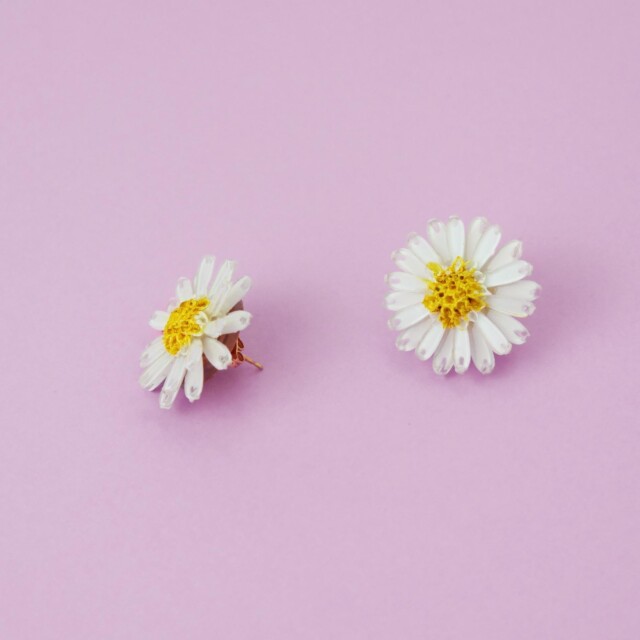 Ciléa Paris - Boucle d'oreille Daisy - Mini – Blanc / Tige (Oreilles percées)