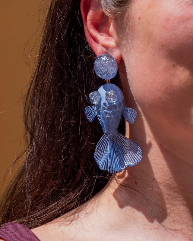 Ciléa Paris - Boucles d’oreilles pendantes poisson Koï – Noir / Tige (Oreilles percées)